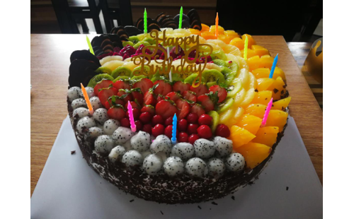 集體生日會，員工樂翻天