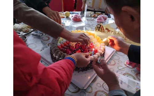 金秋十月，員工集體生日會送溫暖