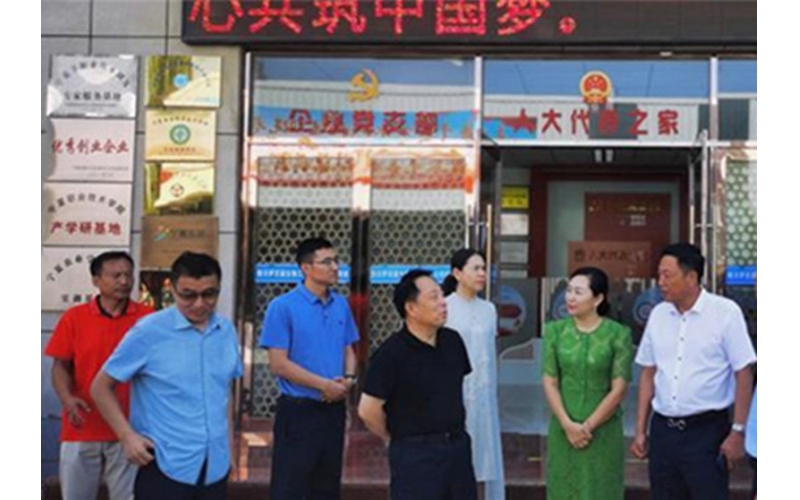 銀川市委常委、紀委書記、監(jiān)委主任劉智峰一行赴銀川伊百盛面對面問需求，實打實解難題