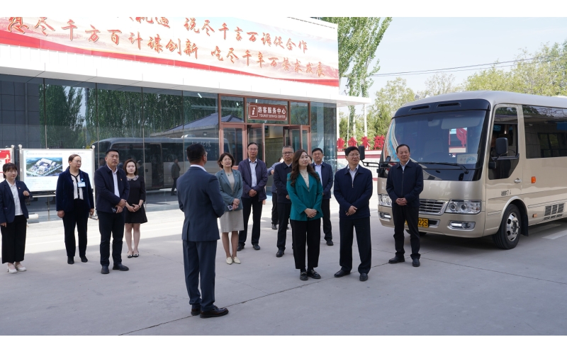 自治區(qū)人大常委會副主任、總工會主席沈左權率領自治區(qū)人大督查調研團，蒞臨銀川伊百盛調研